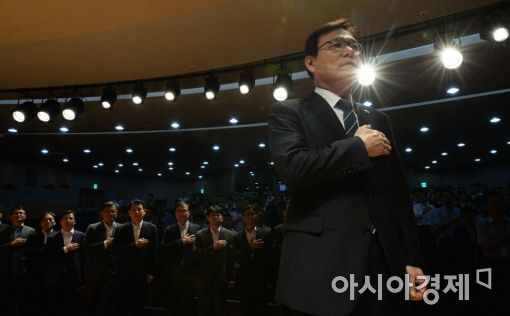 [포토]국민의례하는 최종구 금융위원장