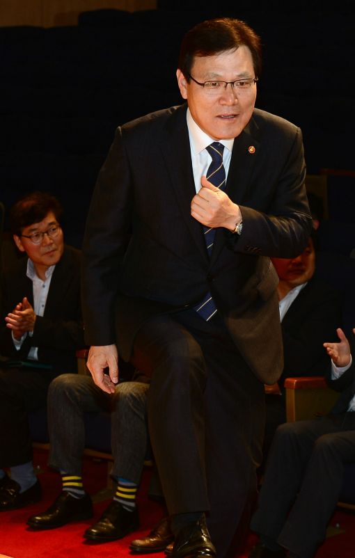 [포토]단상 오르는 최종구 금융위원장