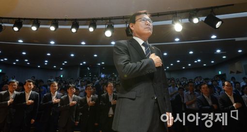 [포토]국민의례하는 최종구 금융위원장