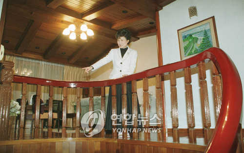 2001년 1월17일 박근혜 당시 한나라당 부총재가 서울 삼성동 자택을 언론에 공개하고 있다. [국회사진기자단=연합뉴스 자료사진]