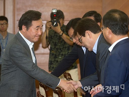 [포토]최종구 금융위원장과 인사하는 이낙연 총리