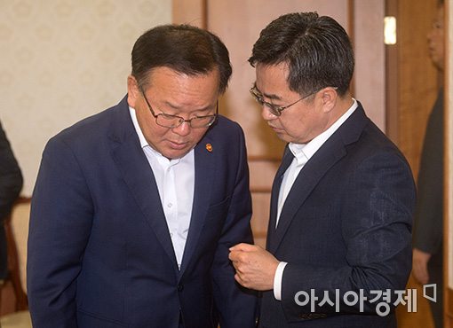 [포토]김부겸 행자부 장관과 이야기 나누는 김동연 부총리