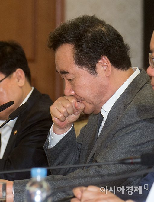 [포토]헛기침을 하는 이낙연 총리