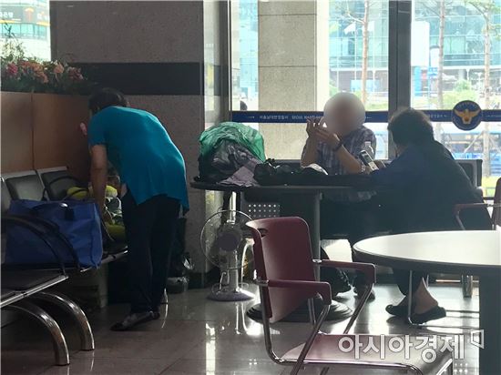 두 달째 경찰서에 안방 차린 태극기 단체