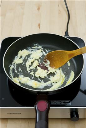 3. 달걀은 잘 풀어 소금간을 하여 프라이팬에 휘저어가면서 익혀 꺼낸다.