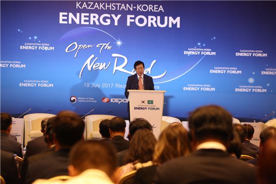 조환익 한국전력 사장이 19일(현지시간) 카자흐스탄 아스타나 릭소스 호텔에서 열린 에너지포럼에서 개회사를 하고 있다.