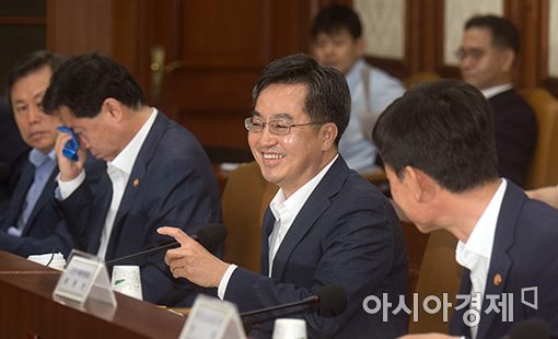 [포토]밝게 웃는 김동연 경제부총리