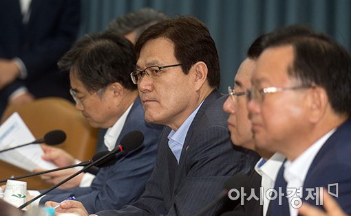 [포토]최종구 금융위원장, 경제관계장관회의 첫 참석