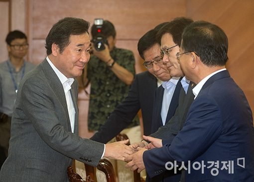 [포토]김부겸 장관과 인사하는 이낙연 총리
