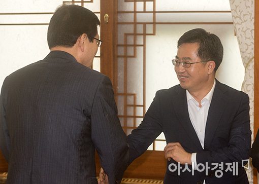 [포토]최종구 금융위원장과 인사하는 김동연 부총리