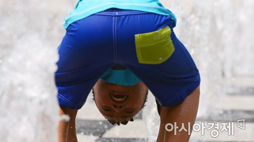[포토]'더워도 너무 더워'