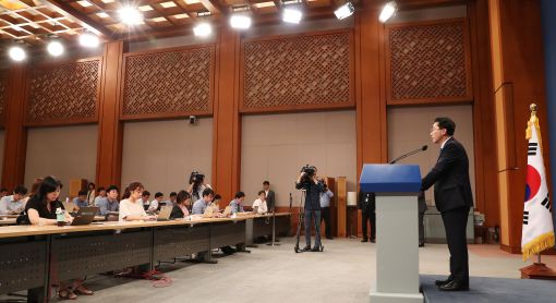 박수현 청와대 대변인이 20일 오후 춘추관에서 박근혜 정부 청와대에서 만든 문건 관련 브리핑을 하고 있다.(사진=청와대) 