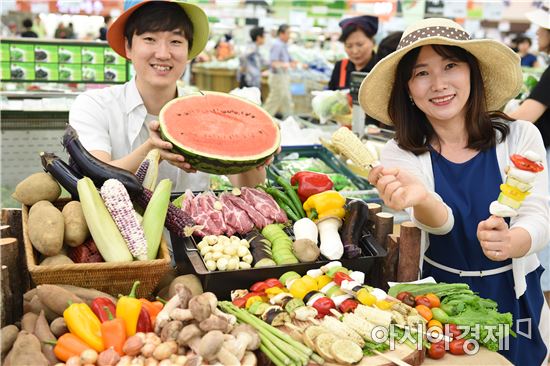 20일 서울 서초구 농협하나로마트 양재점에서 모델들이 캠핑장에서 간단하지만 건강하게 먹을 수 있는 우리 과일과 채소를 선보이고 있다.