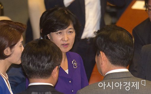 [포토]김진표 의원과 이야기 나누는 추미애 대표