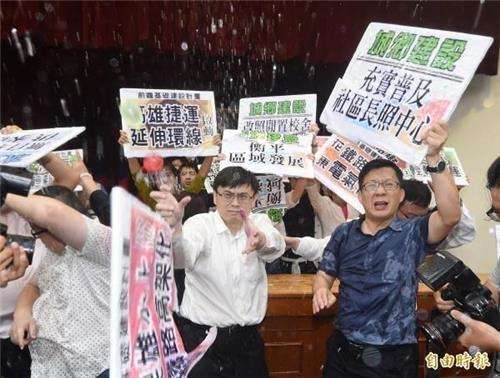 대만국회, 계속 왜 이러지? 이번엔 야당 '물풍선' 투척