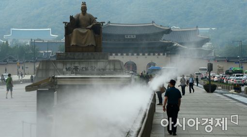 [포토]'그늘 없는 광화문광장을 시원하게'