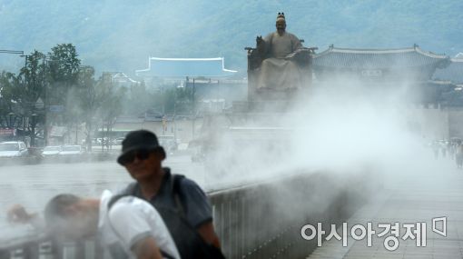 [포토]'그늘 없는 광화문광장을 시원하게'