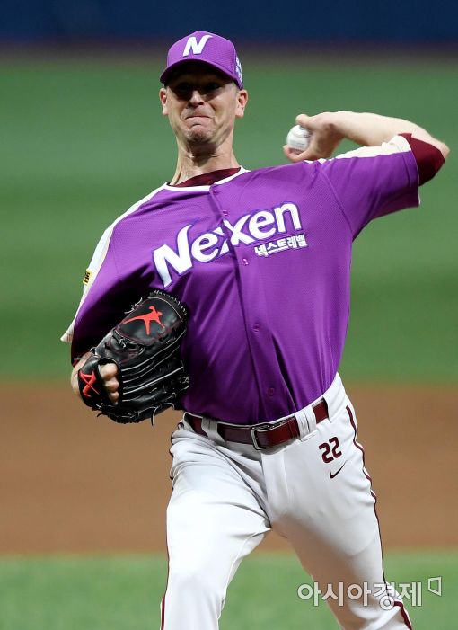 [포토]역투하는 넥센 선발 밴헤켄
