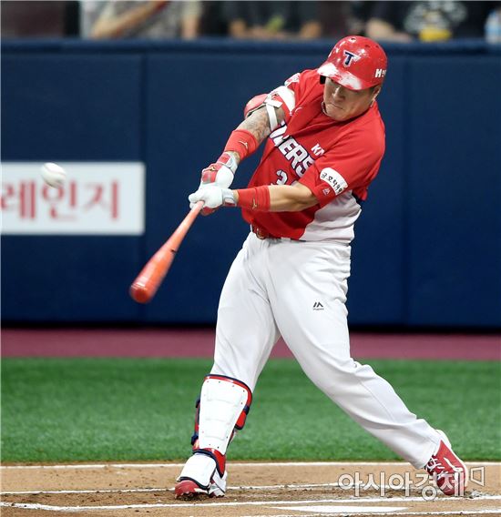 [포토]최형우, '선취 1타점 2루타!'