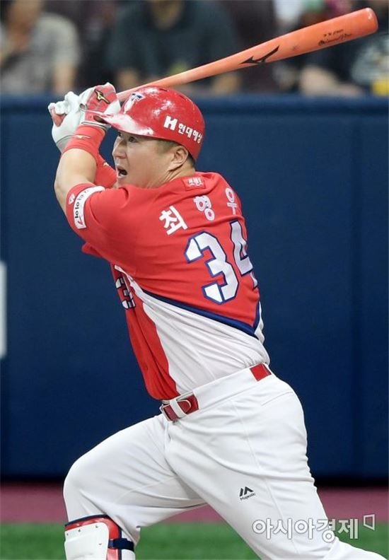 [포토]선취 타점 최형우, '오늘도 타격감 좋아요'