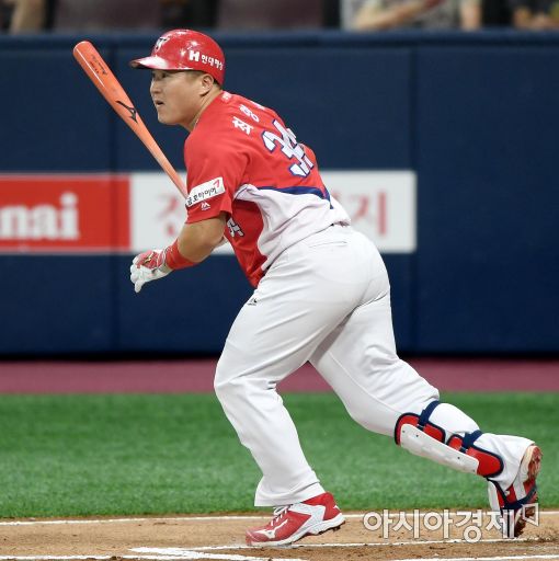[포토]선취 타점 최형우, '오늘도 타격감 좋아요'