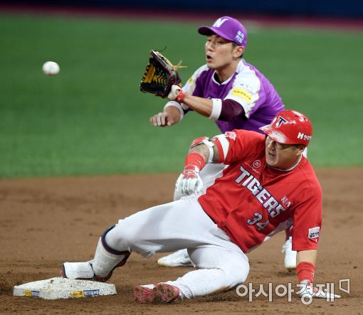 [포토]최형우, '공보다 먼저 왔어'