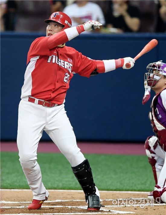 [포토]나지완, '추가 1타점 희생플라이'