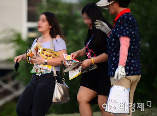 [포토]배달음식 전단지 폭격