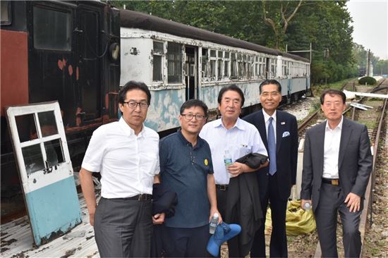 김성환 노원구청장(왼쪽 두번째)가 이와시타 전 차관, 오공태 재일 거류민단장, 임태수 부단장과 현장을 둘러보았다.