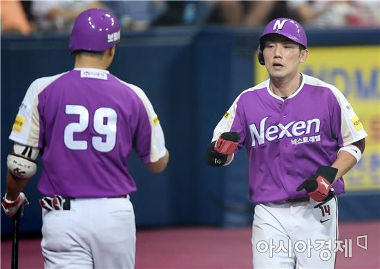 [포토]서건창, '득점 하이파이브'