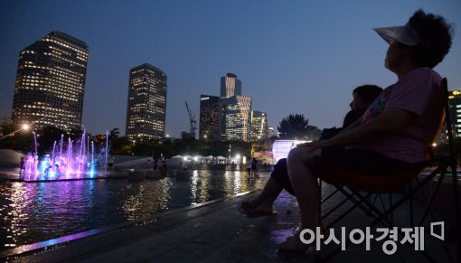 연일 폭염과 열대야 현상이 이어지고 있는 지난 20일 서울 여의도 한강시민공원을 찾은 시민들이 더위를 식히고 있다