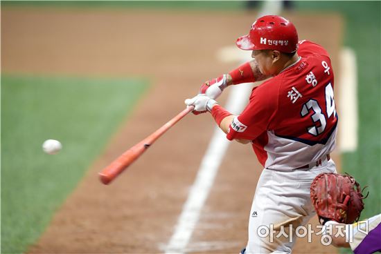 [포토]최형우, '승부를 원점으로 되돌리는 2타점 적시타'