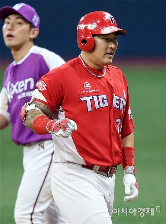 [포토]최형우, '동점 적시타 치고 주먹 불끈'