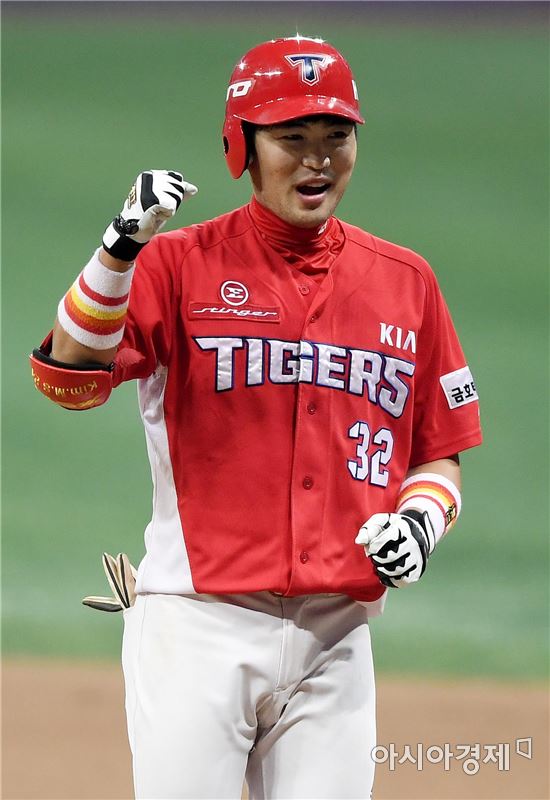 [포토]김민식, '역전 적시타 환호'