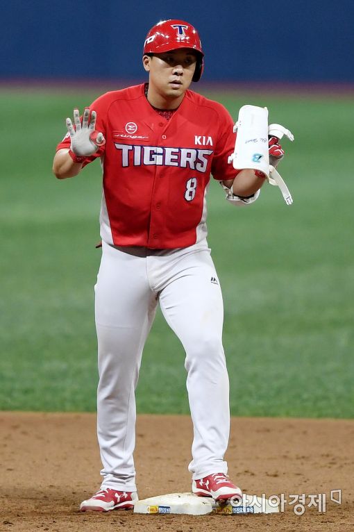 [포토]안치홍, '2루타로 역전 주자 출루 성공'