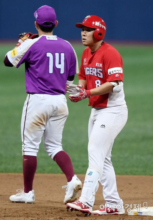 [포토]안치홍, '2루타로 역전 주자 출루 성공'