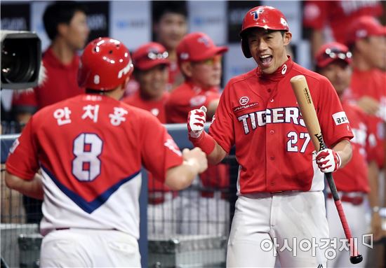 [포토]이명기, '역전 득점 좋았어!'