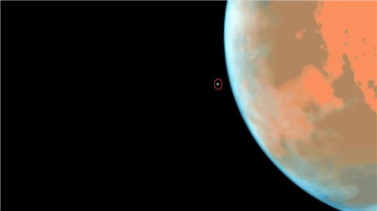 ▲화성과 위성인 포보스(붉은 원)가 허블우주망원경에 찍혔다.[사진제공=NASA]