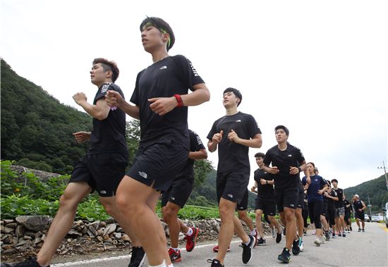 스피드스케이팅 대표팀이 15일 강원도 화천에서 열린 여름 전지훈련에서 산길을 달리고 있다.[이미지출처=연합뉴스]