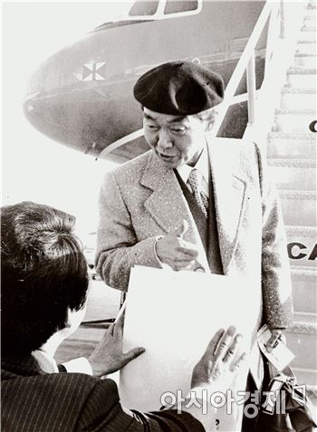 1977년 11월 27일, 여행길에 오르는 미당. [사진제공=윤재웅 교수]