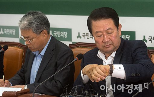 [포토]시간 확인하는 박주선 비대위원장