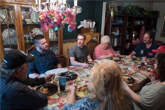 오하이오 농민들과 만난 마크 저커버그(사진 가운데) 페이스북 CEO. 이미지-페이스북