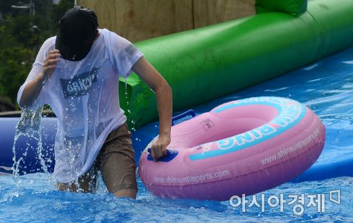 [포토]무더위 날리는 워터슬라이드
