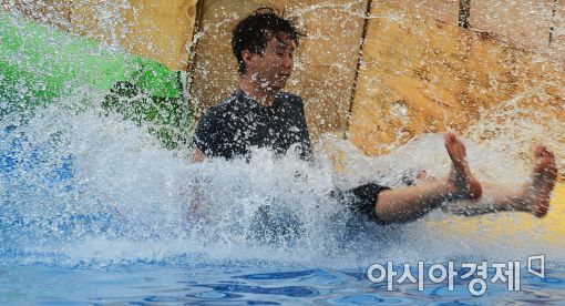 [포토]폭염아! 비켜라!
