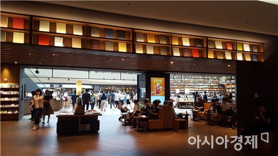 [신상 뜯어보기]감각과 양심 깨우는 열린 공간…'별마당 도서관'