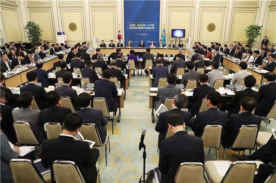 문재인 대통령이 20일 청와대 영빈관에서 열린 재정전략회의를 주재하고 있다.(사진=청와대)