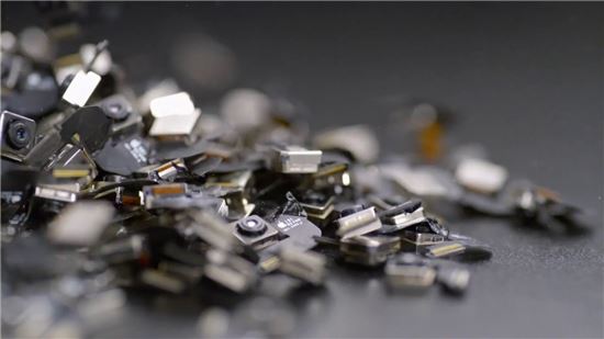 삼성전자는 갤노트7 재생·재활용 과정을 통해 부품 외에 금, 은, 코발트, 구리 등 약 157톤을 회수할 것으로 추정하고 있으며 이들 주요 광물을 활용하는 방안도 적극 추진한다.