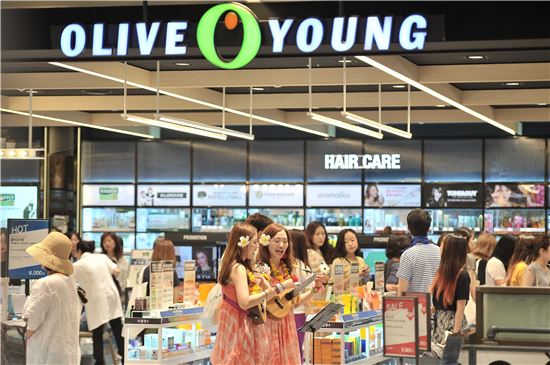 “VIP잡아라” 올리브영, 본점서 고객 1200명에게 통 큰 혜택 제공