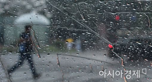 [포토]강한 비에 발걸음 재촉