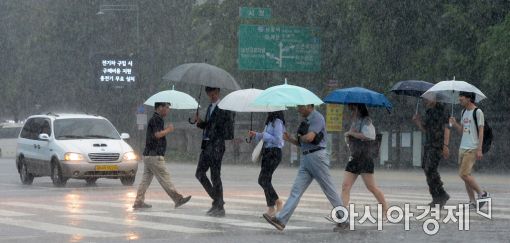 서울 중구 시청광장 인근 횡단보도에서 시민들이 우산을 쓴 채 발걸음을 재촉하고 있다.(사진=문호남 기자)